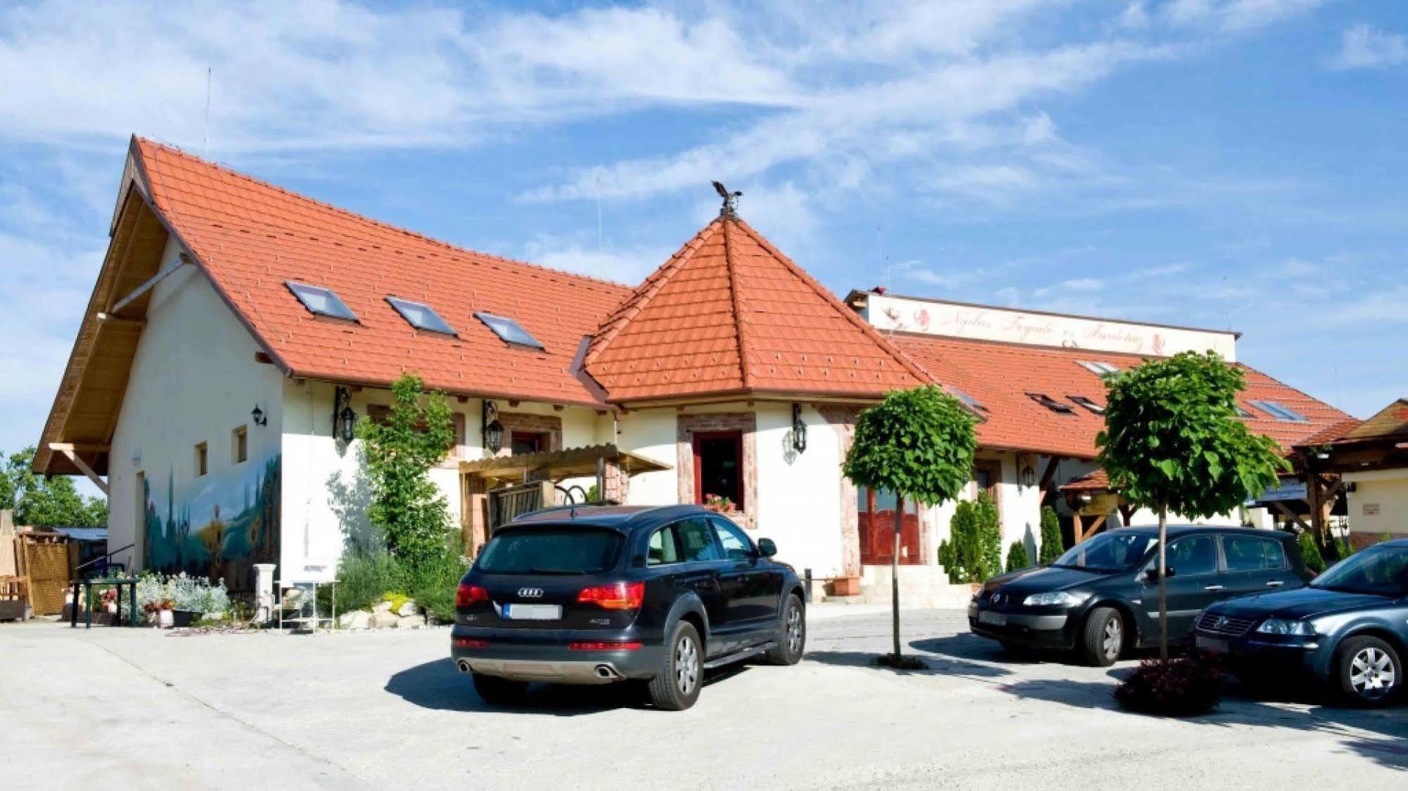 Nyilas Fogadó Nyíregyháza Exterior foto